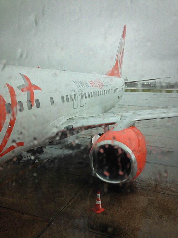 Voegol Airlines 737 in the rain.